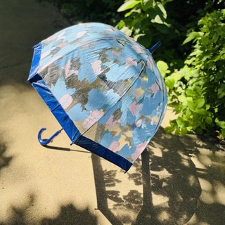 ころんとしたシルエットの傘で、雨の日もときめきを。