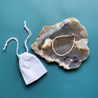 夏の手元にきらめきを与える
小さなパール