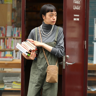 手ぶら派さん急増中。シンプル服に映える！スマホショルダー集