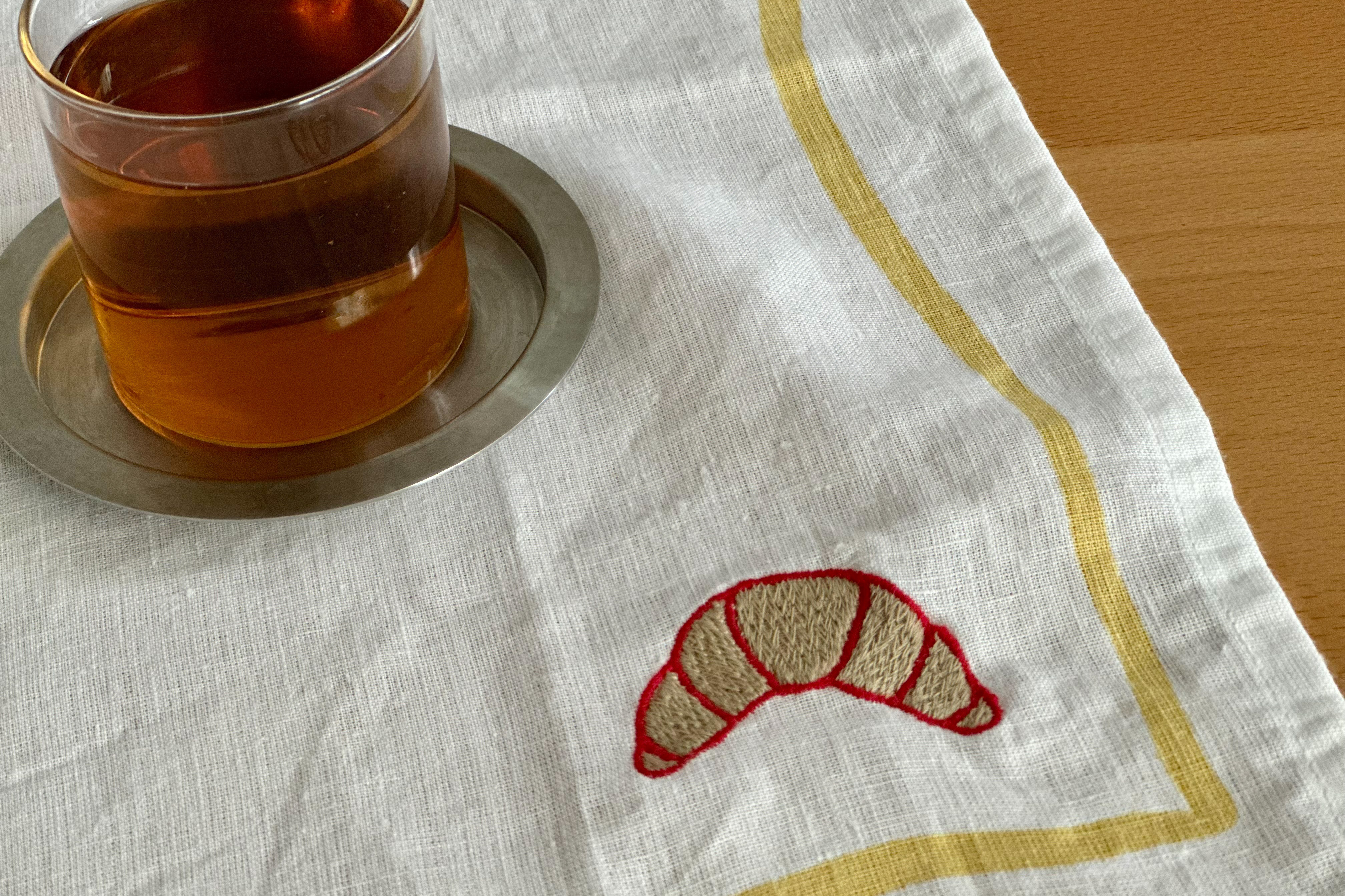 さりげない刺繍が心憎い！ちょっといいリネンクロス | キナリノ