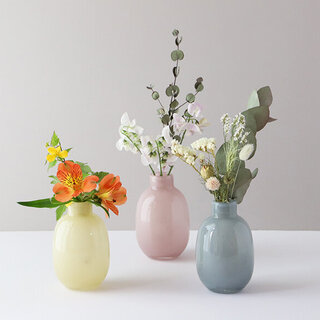 おしゃれなフラワーベース23選。植物の魅力を引き立てる素敵な花器たち