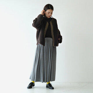 冬でも暖かいスカートコーデ特集。素材と小物で大人の着こなし