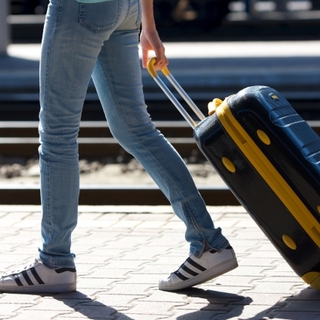 【2024】女性におすすめ!おしゃれな『スーツケース』24選。人気ブランド&上手な選び方