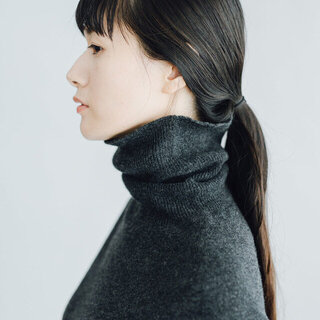 『チャコールグレー』は万能カラー。大人のおしゃれに似合うコーデ