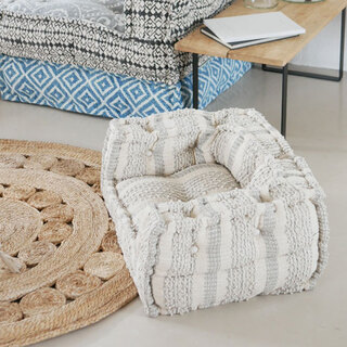 柔らかな座り心地の「クッションソファ」おしゃれな一人暮らしにもおすすめ