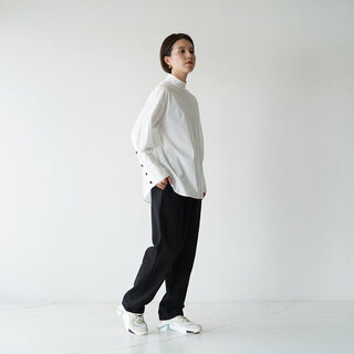 『白スニーカーコーデ』特集。春夏秋冬、大人のきれいめスタイル