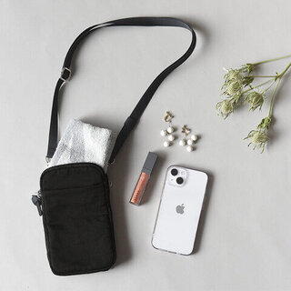 「スマホポーチ」で身軽にお出かけ！選び方＆おすすめ23選