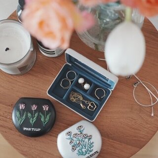 おしゃれな「アクセサリーケース」14選|持ち運び、見せる収納……タイプ別にご紹介♪