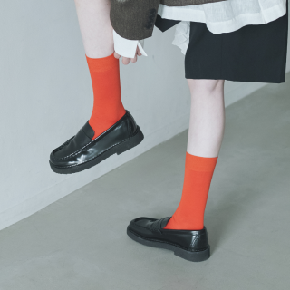 秋冬ファッションの名脇役。いつものコーデに差し色ソックスで彩りを