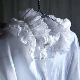 “かわいい”を諦めきれない大人が選んだフリルシャツ