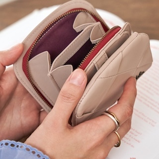 大人のご褒美にちょうどいい。エディターが選ぶ“本命財布”