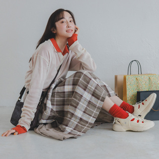 軽やかさと落ち着きを。大人の〈サマースニーカー〉コーデ集