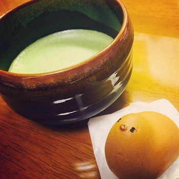 子供の頃、これが一番困っていました…。頭から食べようか、おしりから食べようか…?抹茶とも相性バツグンの「銘菓ひよ子」です。
