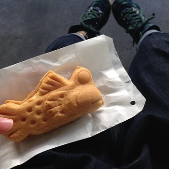 まるで駄菓子屋さんでおやつを買って食べるように、気軽に買って、気軽に食べて…それが博多っ子の「むっちゃん万十」の食べ方なのです。