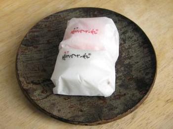 「包み」が上品なのも「雪うさぎ」の特徴の1つ。「包み」を開ける時の、あの「やさしい手触り」は今でも覚えています。
