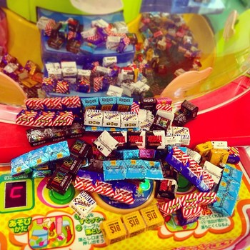 400種類近くもある「チロルチョコの包み」は美味しいだけでなく「楽しさ」のある「お菓子アイテム」と言えるのかもしれません。