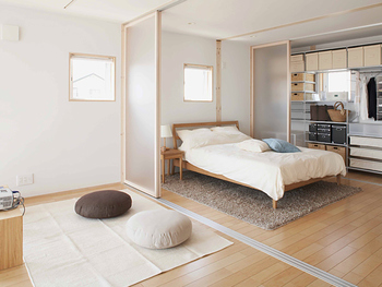 現在は廃盤となってしまった、タモ材のベッド。ヘッドの