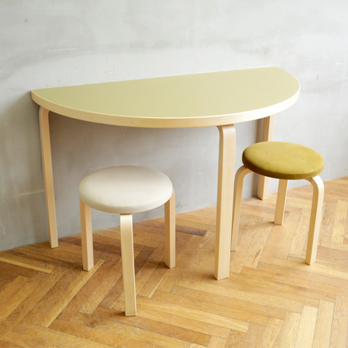 壁際には『これしかない』。アルテックの半円テーブル | キナリノ