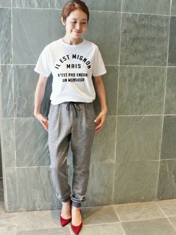 無地も良いけどたまにはどう ナチュラル派のプリントtシャツコーデ キナリノ