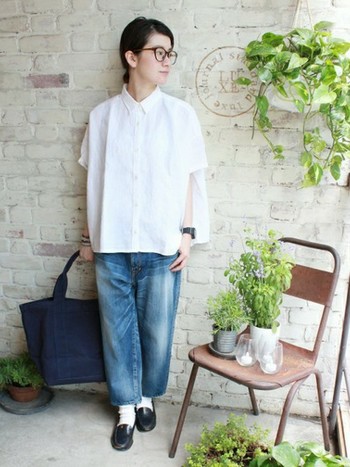 掛けたり 巻いたり ベーシックな シャツ のとことん着まわしコーデ術 キナリノ