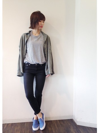 掛けたり 巻いたり ベーシックな シャツ のとことん着まわしコーデ術 キナリノ