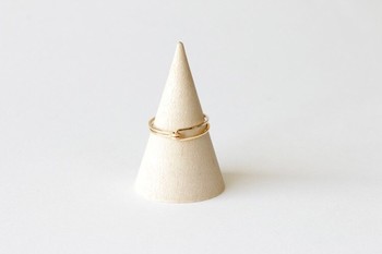 ただのシンプルリングではなく、しっかりとデザインされているところがNOUEアクセサリー