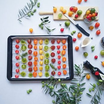 色のバランスやアイテムの配置が絶妙で、ドラマティックな食卓風景が印象的。洋雑誌を切り取ったようなセンス溢れる写真ばかり。