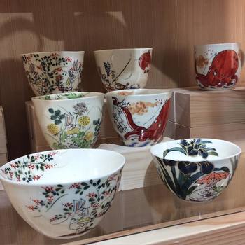 林さんの作品「鳥獣戯画」をモチーフにした器たち。こんな繊細な絵付けを生で見られるなんて、滅多にないとても貴重な機会ですね。