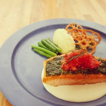 「サーモンのレアグリル」
サーモンにジェノベーゼソースを塗ってジューシーに焼き上げました。白ワイン風味のソースがよく合います♡
