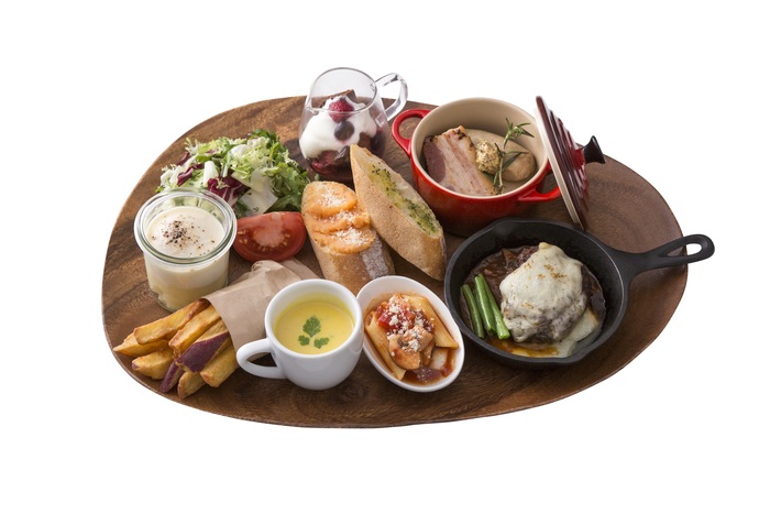 「リトルビッグプレート・ラージ」
これがうわさの大人も食べられるお子さまランチ♪大きなプレートにのったさまざまな料理を少しづつ楽しめるのが魅力的です♡
画像提供:スマイルズ