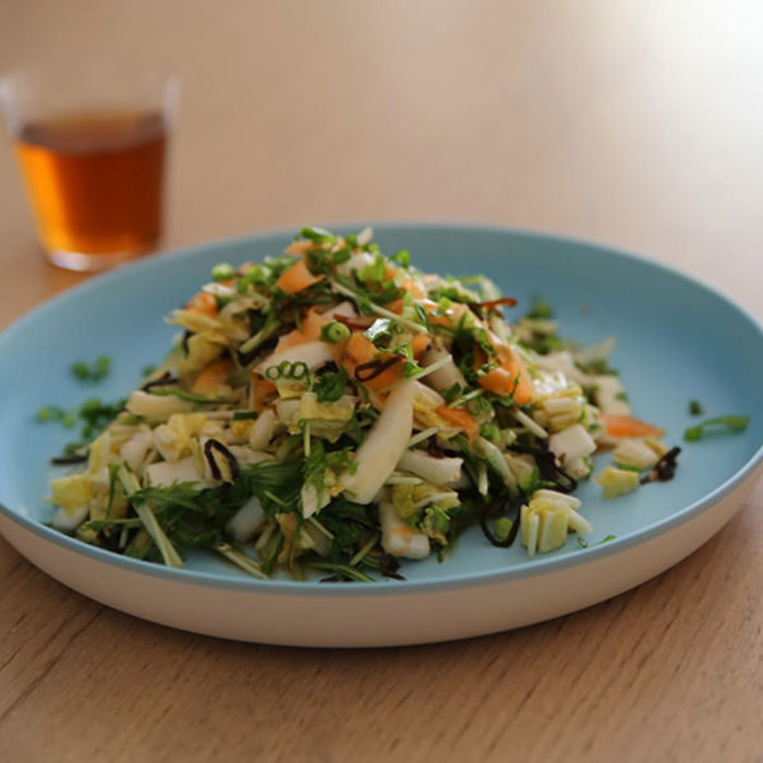 和食も洋食も引き立てる「ブルー」。青い食器やマグ、グラスを集めまし