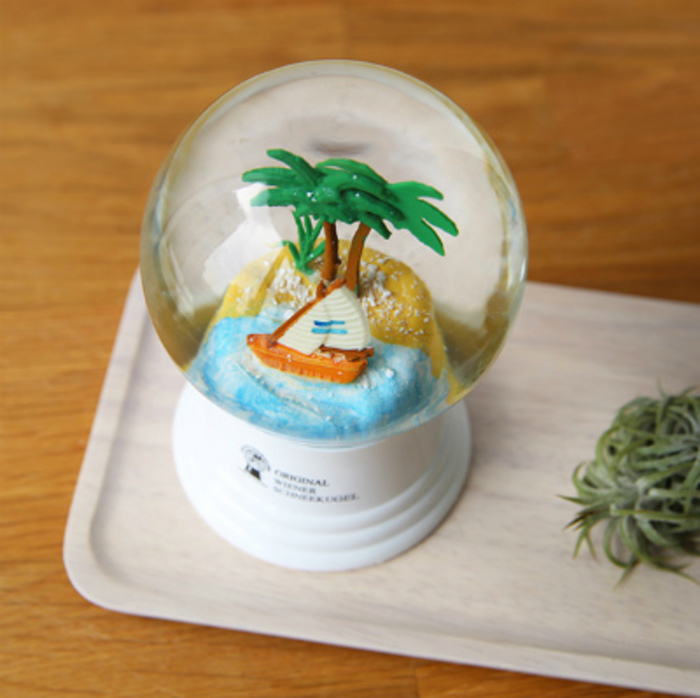 きらめきにうっとり♡「ヴィエナ スノーグローブ」のスノードーム