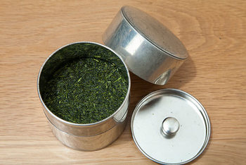 いつでも新鮮なお茶を楽しむには、茶葉を保管するのも大切。ブリキの茶缶は、シンプルだけれど1つ1つ職人による手作り!