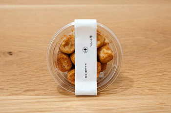 きなこをまぶした麩のラスク!まさかお麩がラスクになるなんてビックリ。軽い食感ときなこの香りが絶妙です。甘さ控えめなのも嬉しいポイント♪