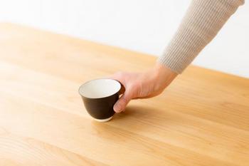 シンプルなデザインがモダンな印象の湯のみ。湯呑みは大小2サイズあるのも嬉しい。長く使ううちに味のある艶がでてきます。