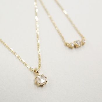 どんなコーディネートにも合う一粒ダイヤのネックレスはぜひ一つ持っておきたいアイテムです。定番の一粒ダイヤタイプも、ローズカットだとちょっと差をつけることができますね。ゴールドは優しい雰囲気になるのでおすすめです。