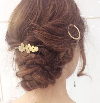 槌目のサークルが重なったゴールドのヘアクリップ。まるでミモザの花のようにも見え、アンティークのような雰囲気もとっても素敵です。右側のサークルもJuete(ジュエッテ)のヘアピン。ざらめのような加工がされ、シンプルなのにきらきらと上品な光を反射します。