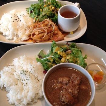 お昼には週替わりランチも!この週は、上は豚肉ともやしのキムチ炒めランチ、下はスパイシーチキンカレーランチ。ボリューミーでとってもおいしそう☆