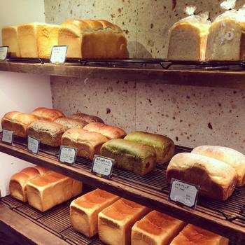 『カヤバ珈琲』の「たまごサンド」で使用されているカヤバ食パンを始め、山型食パンなどの食パンとハード系のパン。カヤバベーカリーのパンは、しっかり練った生地を低温で長時間発酵させ、こんがりと焼き上げているのが特徴で、ふっくらもちもちした食感!小麦など日本のおいしい食材にもこだわっています。
