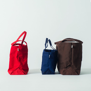 『BASIC TOTE(ベーシックトート)』
ひとつはもっておきたい定番のトートバッグ。S/M/Lの3サイズ展開です。SはA4が横向きに入るサイズ。Mはこれひとつで気軽に出掛けてしまえる安心感のあるサイズ。荷物が多いけれどかっこよく持ち運びたい人は大容量のLを。用途に合わせて選びたいですね。