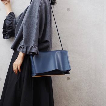 オリジナルのフリル袖のトップス。
カラー展開も豊富で色違いで集めるのもおすすめです。