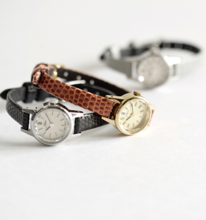 秋冬の装いにプラス。オンでもオフでも使いたい【レザーベルト腕時計  