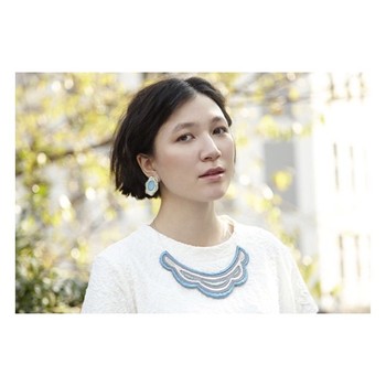 ラメ糸、ミラー、ガラス玉、シルクオーガンジーを使用しつくられたきらりと輝くお花のアクセサリー。「新種のお花」というユニークなネーミングも楽しいですね。