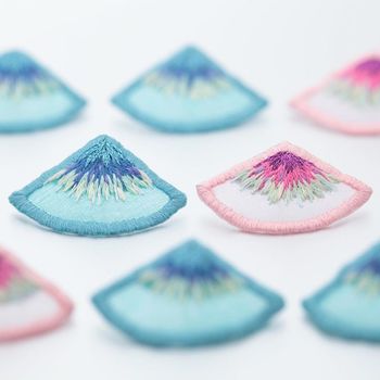 だんだん移り変ゆく季節や風景をイメージしながらデザインされたピアスその名も「だんだん」。シルクオーガンジーの透け感を残しつつ刺繍されたカラーグラデーションが美しい軽やかなアイテム。