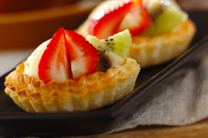 餃子の皮がタルトに大変身！パイのようなサクサク食感と、冷たいアイスに真っ赤なイチゴでおいしいスイーツまで出来ちゃうのです。餃子の皮って万能ですね♪