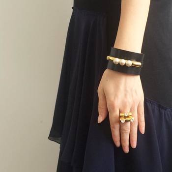 ブランド名であるpetite robe noireとは、フランス語で「黒の小さなドレス」のことを意味します。言葉通り、黒のシンプルなドレスに映えるジュエリーをコンセプトに作られています。