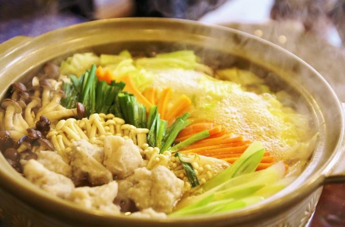 キッチンが充実しているので、不定期でごはんパーティを開催しています。スタッフに「パーティしよう!」とリクエストすれば、気軽に応じてくれるかもしれませんよ。そんな面倒見の良い家庭的な温かさもこの宿の魅力です。