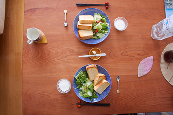 さあ、パンが焼けたよ〜。今日はどんなジャムで食べようかな？手作りのジャムを用意して彩り豊かな楽しい朝食にしましょう♪
