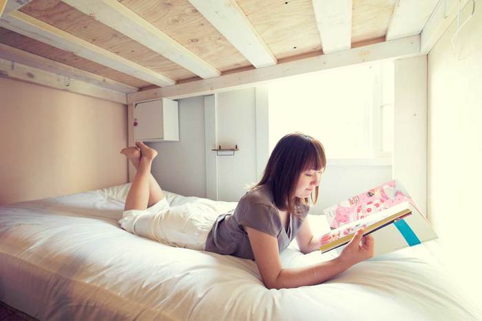 キレイなベッドが配され、女性一人旅でもゆったりと過ごせます。