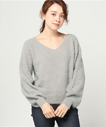 デコルテをすっきり美しく 定番ワードローブ Vネックニット の素敵な着こなし キナリノ